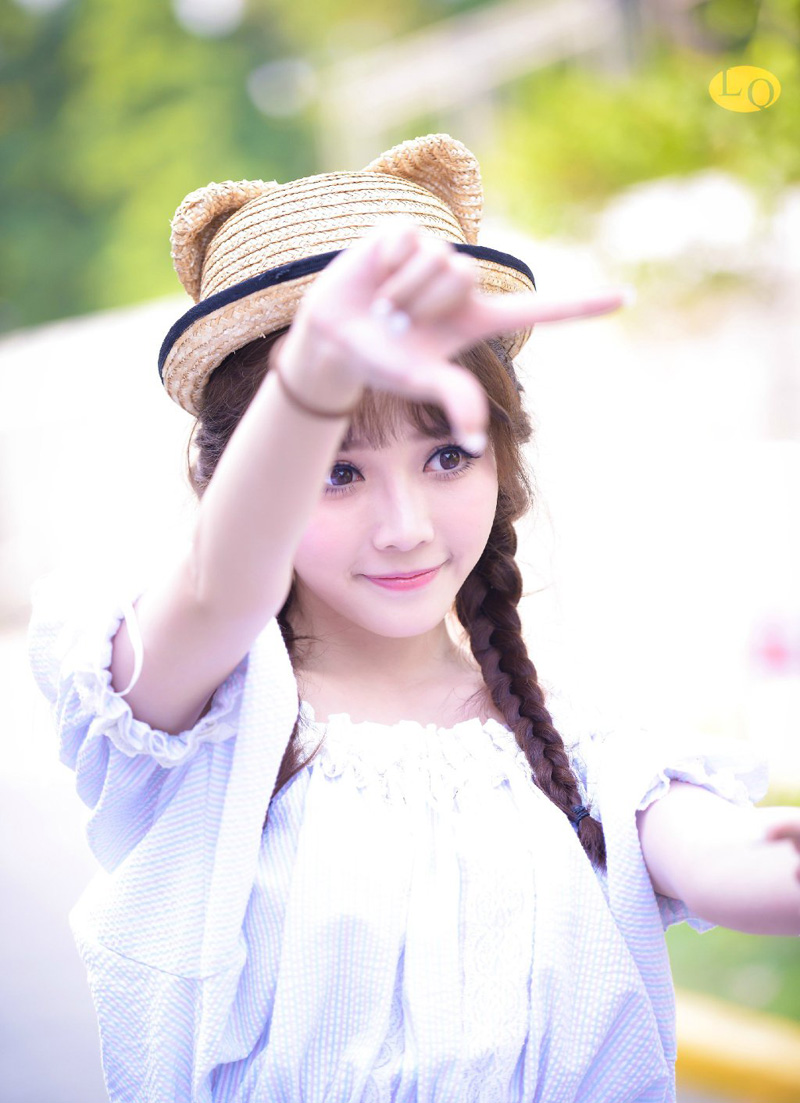 “如果夫君不小气的话，姐姐就真该担忧你的将来了。”大乔苦笑道，如果吕布真的一点反应都没有，那就证明，小乔在吕布眼里，依旧是个玩物，现在整个乔家都迁来了长安，仰吕布鼻息生存，如果他们姐妹失宠了，那对乔家来说，就是一个巨大的打击，就算吕布不去对付乔家，也不会再关照，那些嗅觉敏锐的政客们绝对不会放过这个打击乔家的机会。